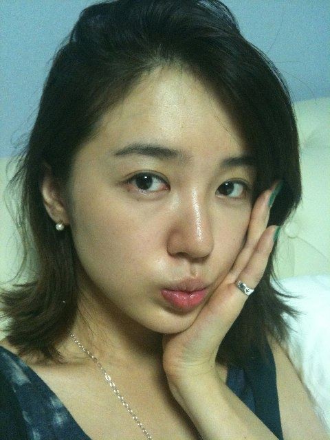 Yoon Eun Hye có vẻ rất thích tự "pose" ảnh "nói không với makeup" và chia sẻ với mọi người.